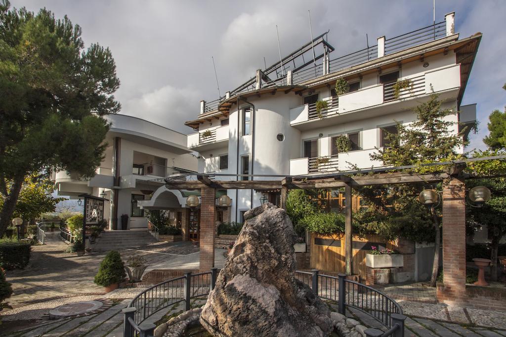 Hotel Ristorante La Bilancia Loreto Aprutino Exteriér fotografie